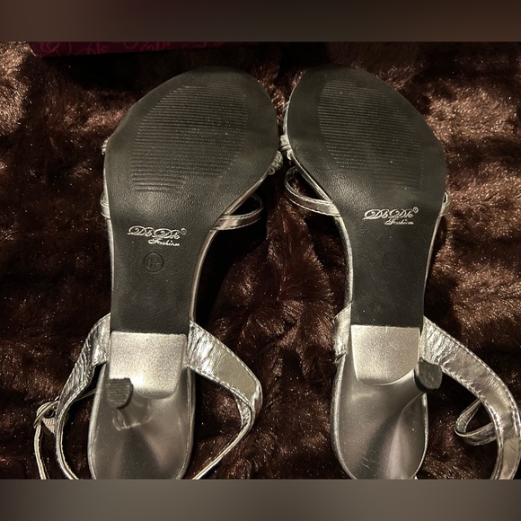 Silver sandals worn once. Excellent condition. Size 8.5. DbDk Fashion. - Picture 6 of 7